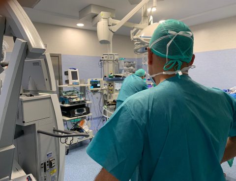 cirujano operando una hernia en málaga