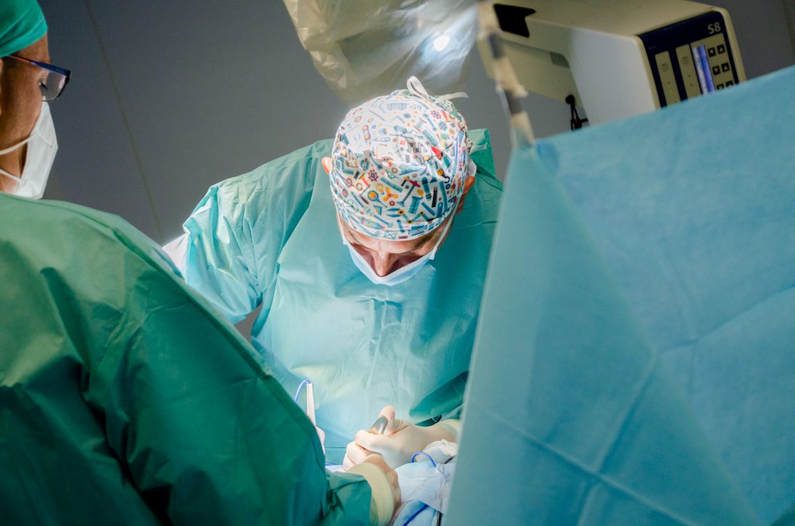 medico operando hernia discal