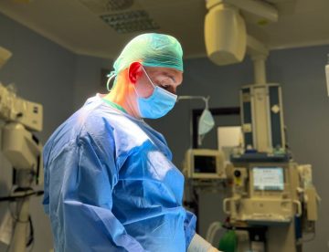 Doctor Mosqueira internacional operando con microcirugía mínimamente invasiva