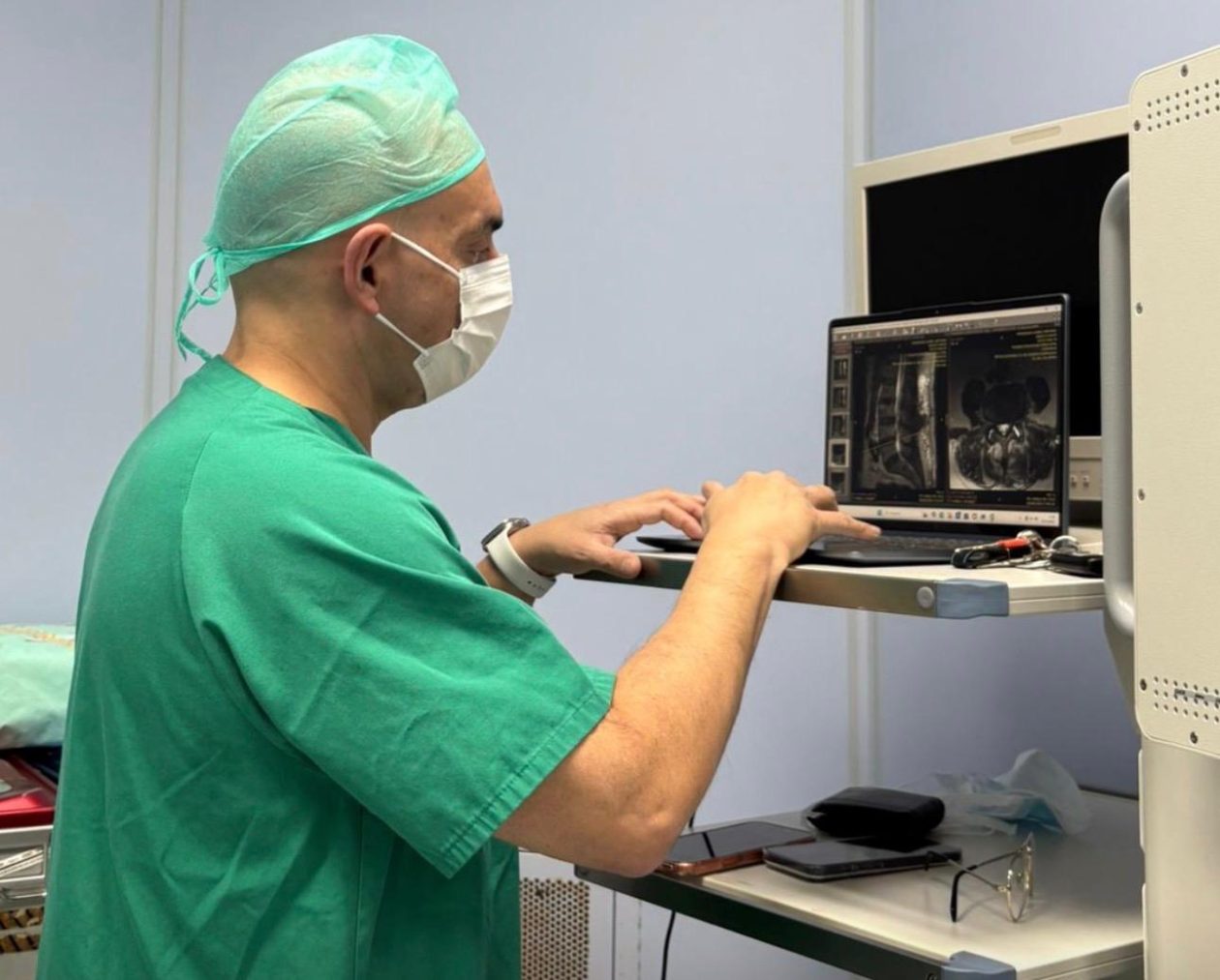 Valoración médica para determinar cuándo es necesaria la cirugía de columna en casos de hernia discal o estenosis de canal