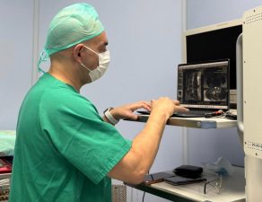 Valoración médica para determinar cuándo es necesaria la cirugía de columna en casos de hernia discal o estenosis de canal