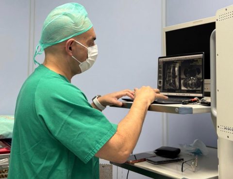 Valoración médica para determinar cuándo es necesaria la cirugía de columna en casos de hernia discal o estenosis de canal