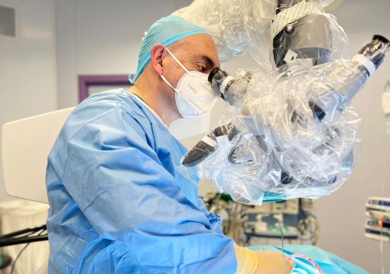 الدكتور برناردو موسكيرا، جراح الأعصاب المتخصص في العمود الفقري الأعلى تصنيفاً في إسبانيا، في غرفة العمليات أثناء إجراء عملية جراحية دقيقة.