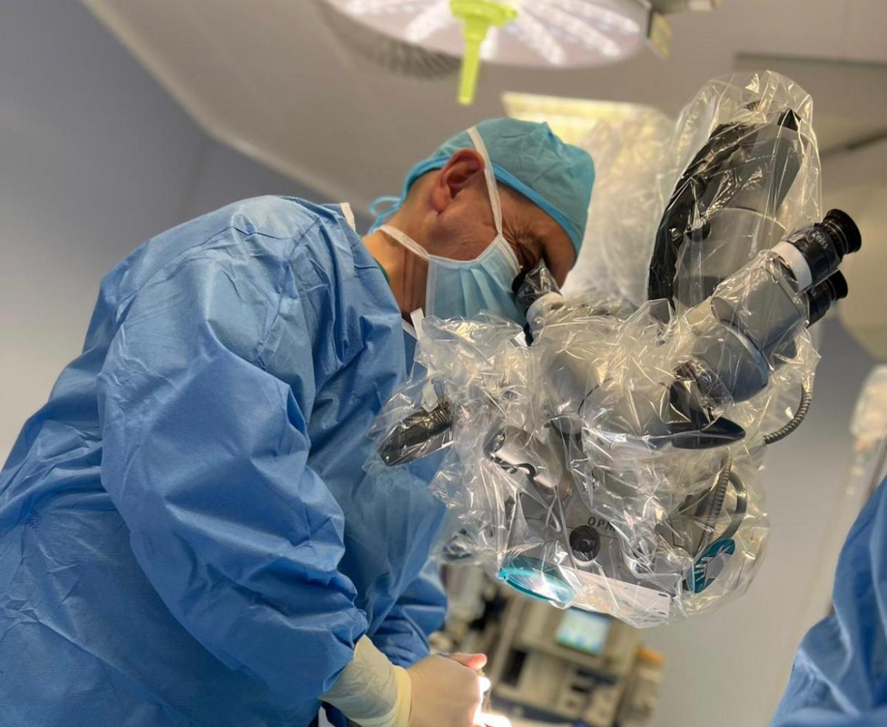 Dr. Bernardo Mosqueira, un de los mejores cirujanos de columna de España, realizando una microcirugía de columna con microscopio quirúrgico en una intervención de alta precisión