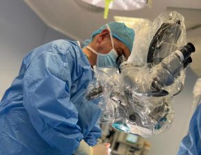Dr. Bernardo Mosqueira, un de los mejores cirujanos de columna de España, realizando una microcirugía de columna con microscopio quirúrgico en una intervención de alta precisión