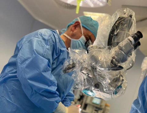 Dr. Bernardo Mosqueira, un de los mejores cirujanos de columna de España, realizando una microcirugía de columna con microscopio quirúrgico en una intervención de alta precisión