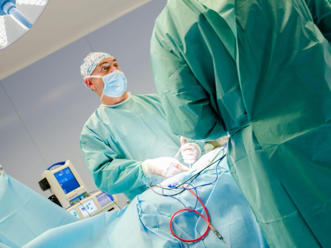 Cirugía de hernia discal realizada por el Dr. Bernardo Mosqueira para tratar síntomas de compresión nerviosa y dolor lumbar