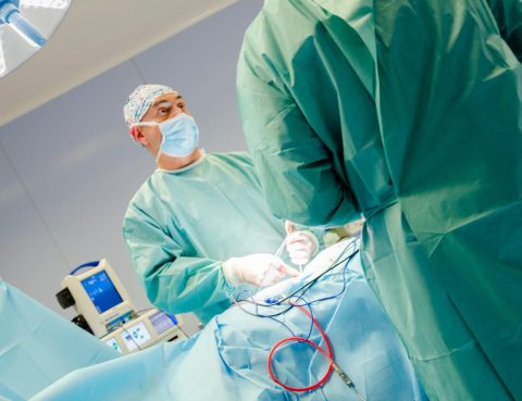 Cirugía de hernia discal realizada por el Dr. Bernardo Mosqueira para tratar síntomas de compresión nerviosa y dolor lumbar