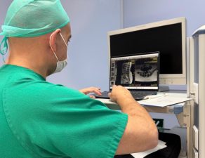 Dr. Bernardo Mosqueira explicando a un paciente el origen de una compresión nerviosa lumbar durante una consulta especializada de columna