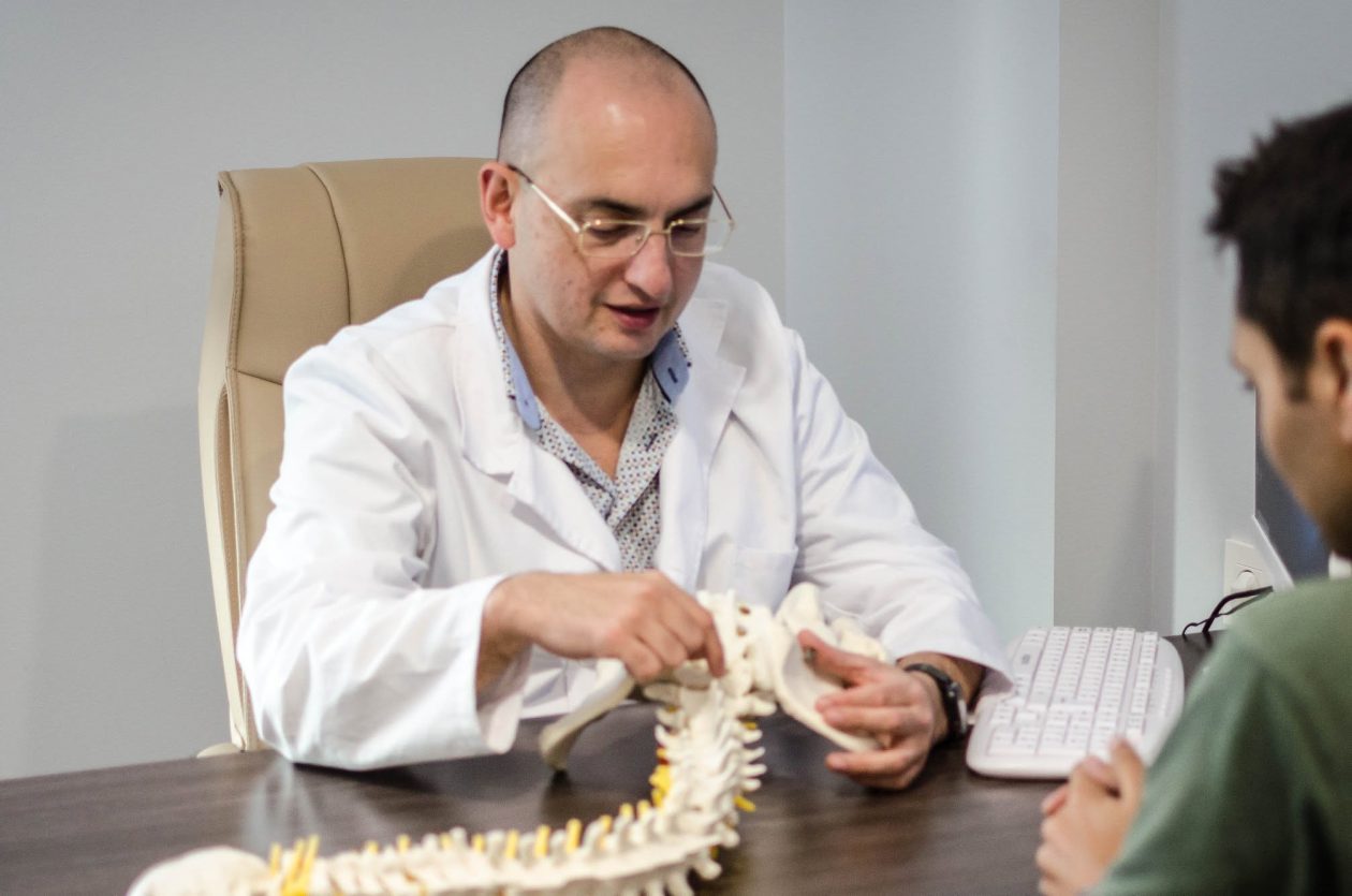 Paciente con dolor lumbar irradiado hacia la pierna durante una valoración especializada de columna con el Dr. Bernardo Mosqueira