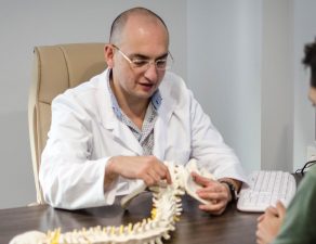 Paciente con dolor lumbar irradiado hacia la pierna durante una valoración especializada de columna con el Dr. Bernardo Mosqueira