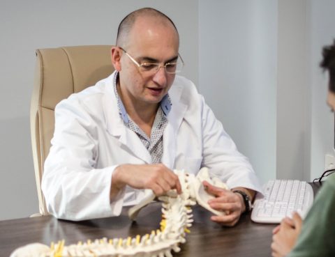 Paciente con dolor lumbar irradiado hacia la pierna durante una valoración especializada de columna con el Dr. Bernardo Mosqueira