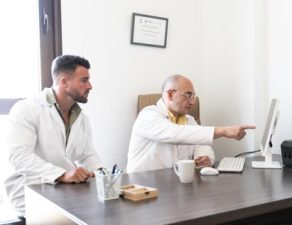 Dr. Bernardo Mosqueira revisando una resonancia magnética durante la valoración atendiendo a cuándo una hernia discal