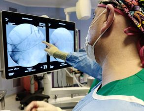 Dr. Bernardo Mosqueira antes de entrar a quirófano para intervenir una hernia discal con microcirugía