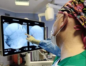 Dr. Bernardo Mosqueira antes de entrar a quirófano para intervenir una hernia discal con microcirugía