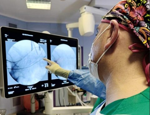Dr. Bernardo Mosqueira antes de entrar a quirófano para intervenir una hernia discal con microcirugía
