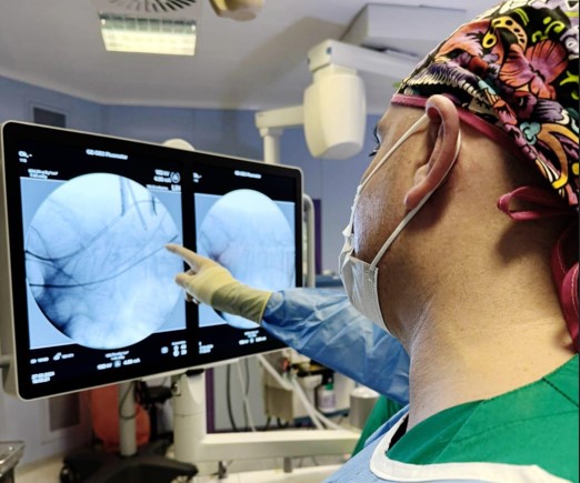 Dr. Bernardo Mosqueira antes de entrar a quirófano para intervenir una hernia discal con microcirugía