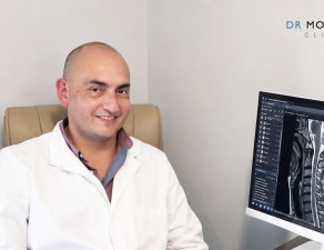Dr. Bernardo Mosqueira durante la valoración de una posible compresión nerviosa cervical