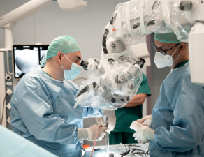 Dr. Bernardo Mosqueira interviniendo a un paciente con dolor cervical irradiado hacia el brazo