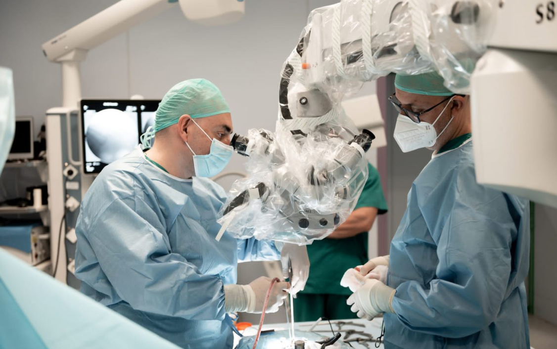 Dr. Bernardo Mosqueira interviniendo a un paciente con dolor cervical irradiado hacia el brazo